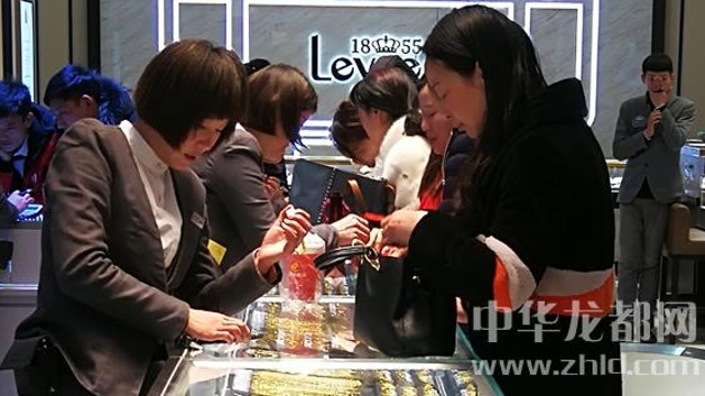 臨近春節(jié)，周口消費(fèi)市場紅似火