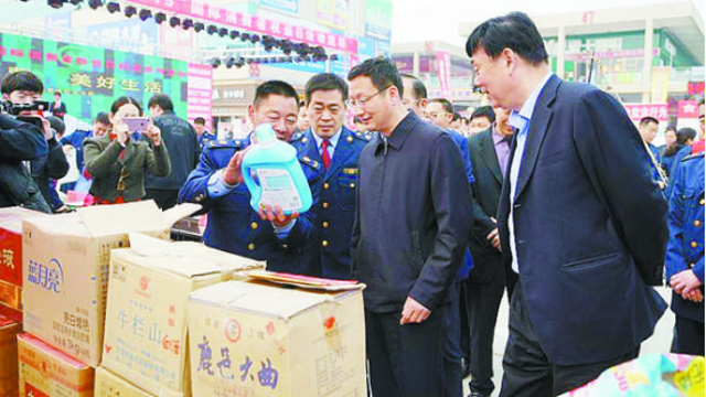 項(xiàng)城市消協(xié)、市工商局舉行國際消費(fèi)者權(quán)益日宣傳活動(dòng)