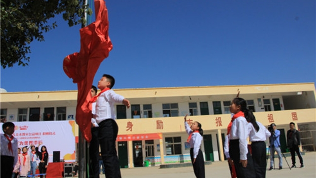 周口留守兒童的國慶節(jié)：敬隊禮、升國旗