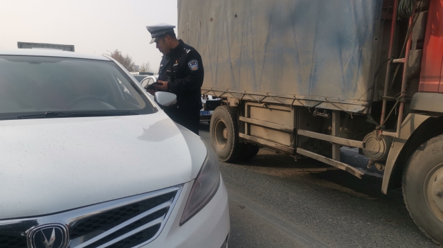 周口限行第一天，交警蜀黍上路勸返近百輛車(chē)