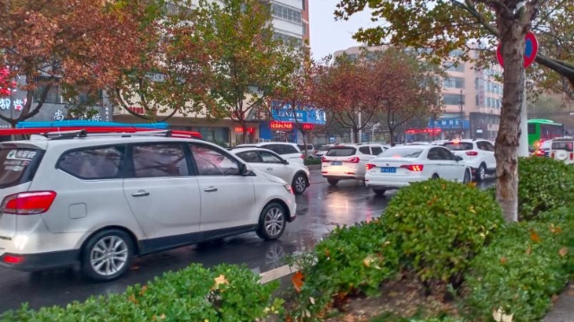 雨中道路擁堵，市民可繞行！