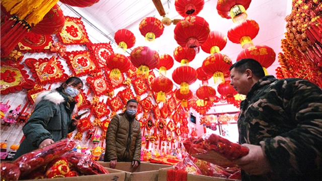 新年到！紅燈籠對(duì)聯(lián)市場(chǎng)俏
