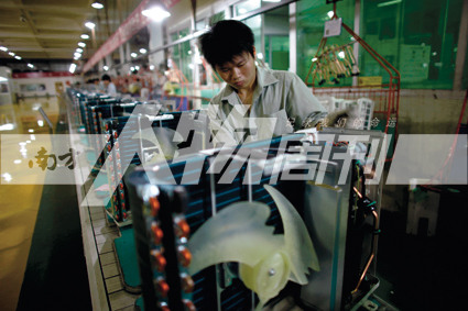 2010年5月10日，珠海格力電器工廠里，工人正在流水線上生產(chǎn)家用空調(diào)（方迎忠）
