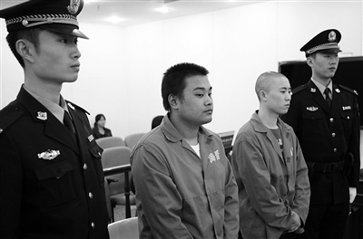 吳澤西（光頭者）與雷雨聲在庭上受審。通訊員 李森 攝