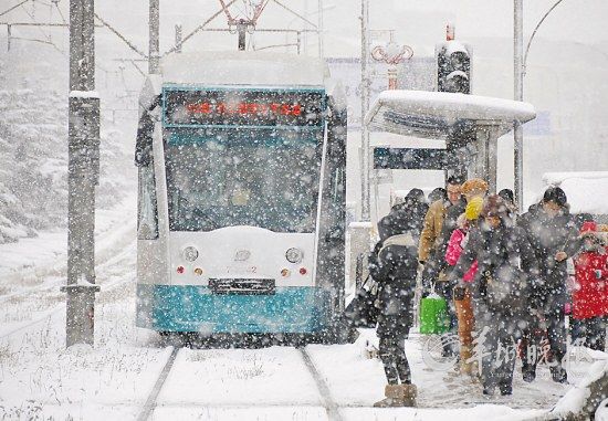 冬季，大連市民在雪中等候202路鐺鐺車 新華社發(fā)(呂文正 攝) 