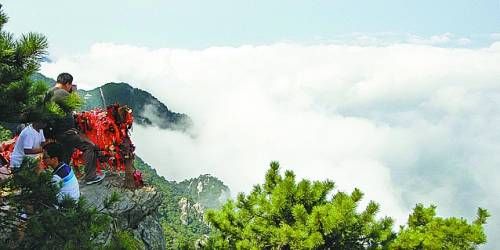 廬山云霧變幻莫測，常常轉(zhuǎn)瞬間便換了模樣。